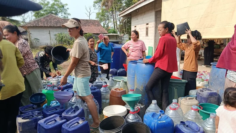 Miris! Sumur Mengering, Warga Cibarusah Terpaksa Mandi di Kali Tiap Subuh